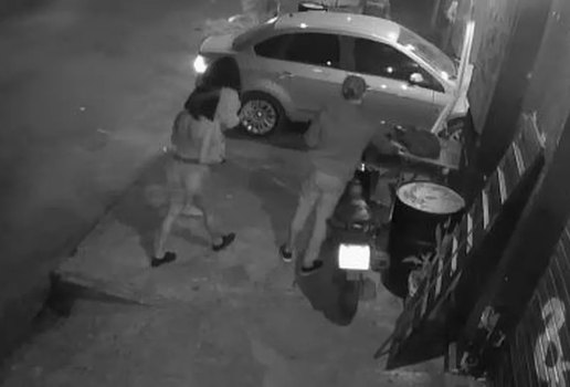 Mulher é presa após invadir bar com carro e atropelar namorado