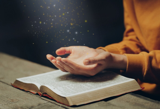 Os salmos têm o poder de afastar o mal (Imagem: chayanuphol | Shutterstock)