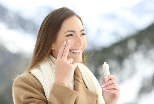 Hidratar a pele no outono ajuda a evitar o ressecamento (Imagem: Antonio Guillem | Shutterstock)