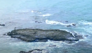 Turismo: sereia nas pedras é atrativo na Praia de Carapibus, na Paraíba