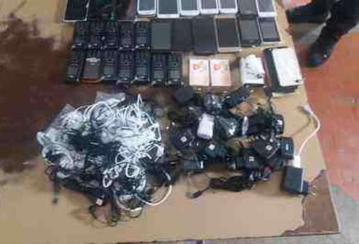 Mulheres sao detidas suspeitas de tentar arremessar 27 celulares para dentro de presidio na PB