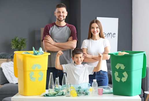 Com o descarte correto do lixo, é possível economizar recursos naturais, reduzir a poluição e gerar renda para os profissionais de cooperativas de reciclagem (Imagem: Maples Images | Shutterstock)