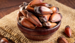 O pinhão é um alimento versátil e oferece inúmeros benefícios para a saúde (Imagem: 
WS-Studio | Shutterstock)