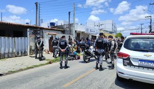 Policiais informaram que receberam denúncias sobre assaltos na região.