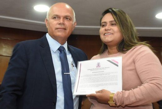 Mulher que salvou criança de queda de prédio recebe Voto de Aplauso em JP