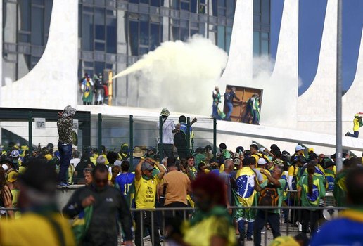 Os atos antidemocráticos em Brasília, Bolsonaro e a extrema direita