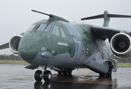 Modelo de aeronave KC-390, que serão usadas no resgate