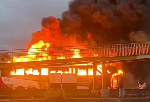 Onibus mancha azul incendiado em emboscada 27