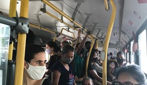 Ônibus da linha 304 lotado, em João Pessoa