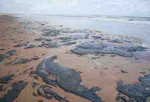 Manchas de oleo espalhadas por praia do Sergipe