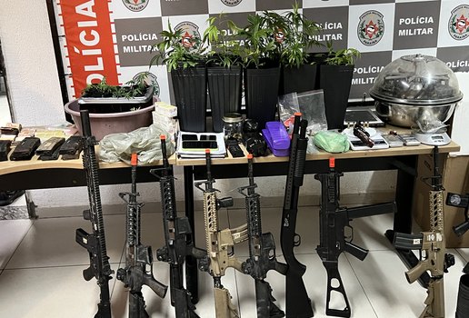 PM apreendeu dinheiro, armas, celulares e drogas em Quadramares