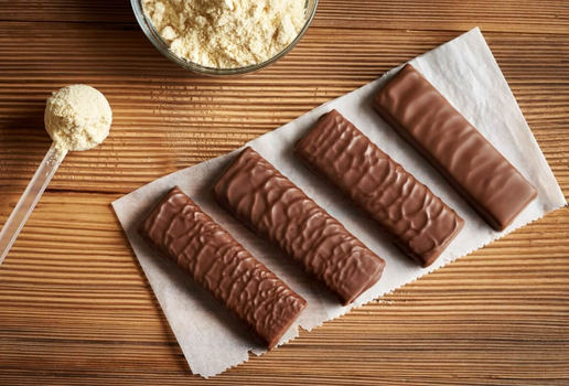 As barrinhas de proteína são uma alternativa saudável e prática de lanche (Imagem: Madeleine Steinbach | Shutterstock)