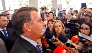 Internautas sobem tag após reação de Bolsonaro  a pergunta sobre entrega de faixa