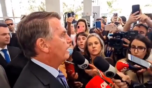 Internautas sobem tag após reação de Bolsonaro  a pergunta sobre entrega de faixa