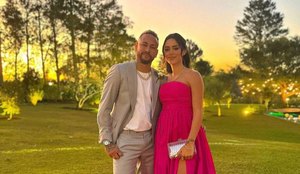 Neymar aparece em clima de romance com a noiva em evento