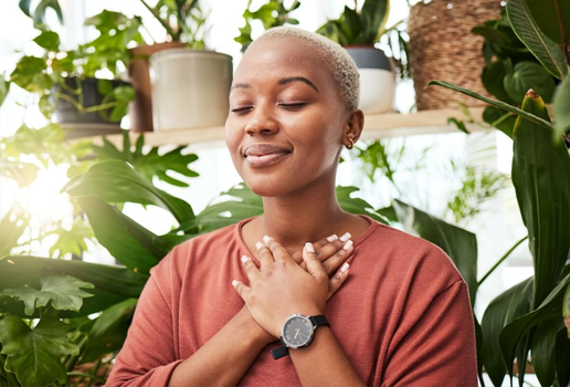 Estratégias simples podem ajudar a aliviar a ansiedade e manter a mente equilibrada (Imagem: PeopleImages | Shutterstock)