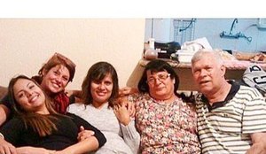 Valeria Zoppello, ex-namorada de Dinho, dos Mamonas Assassinas, postou uma foto com a família do músico