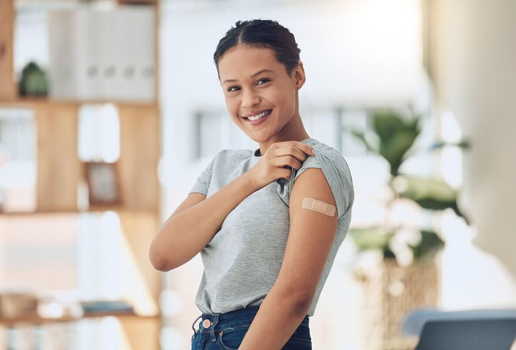 A vacinação é a principal forma de prevenção contra as hepatites A e B (Imagem: PeopleImages.com - Yuri A | Shutterstock)
