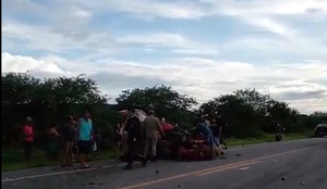 Três pessoas morreram no momento do acidente, na BR-230