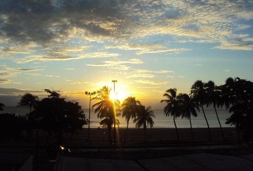 Amanhecer na capital foi marcado por sol com algumas nuvens