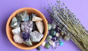 Cristais, cores, aromas e números associados aos signos podem ser usados para atrair boa sorte e proteção aos nativos do zodíaco (Imagem: Oksana Lyskova | Shutterstock)