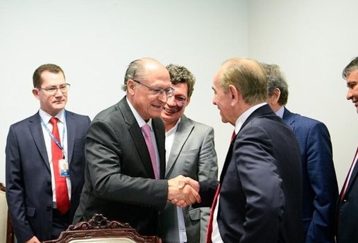 Geraldo Alckim cumprimentando o senador Marcelo Castro.