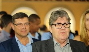 João Azevêdo e Vitor Hugo durante evento na Paraíba.