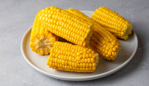O milho é um aliado da alimentação equilibrada e beneficia diversas funções do organismo (Imagem: Esin Deniz | Shutterstock)