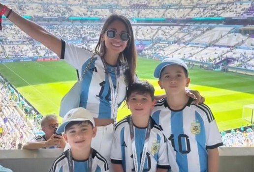 Antonella, esposa e Messi, junto aos filhos