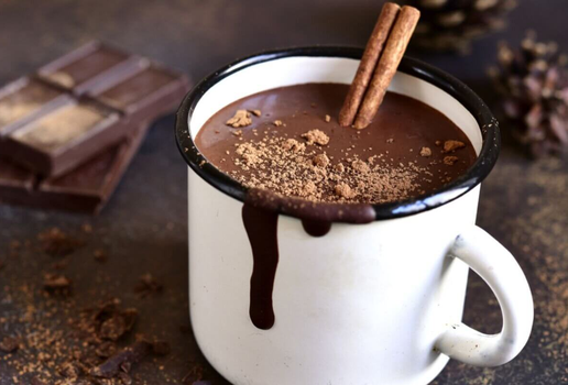 Chocolate quente com leite de amêndoas (Imagem: Liliya Kandrashevich | Shutterstock)