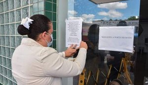 prefeita coloca cartazes em unidades hospitalares