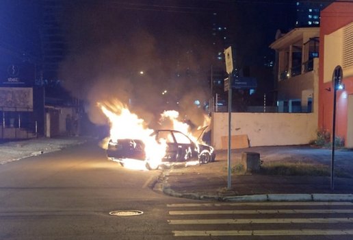 Veículo foi completamente destruído pelas chamas