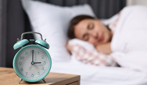 Um bom descanso é mais valioso que longas horas na cama (Imagem: New Africa | Shutterstock)