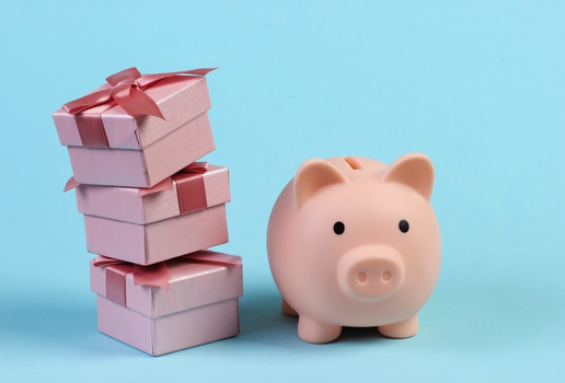 Economizar de forma estratégica e planejada é uma das formas de presentear os pais sem entrar no vermelho no fim do mês (Imagem: Vladimir Sukhachev | Shutterstock)