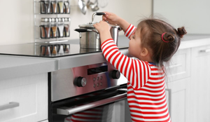 Crianças de 0 a 5 anos estão mais propensas a acidentes com queimaduras (Imagem: Africa Studio | Shutterstock)