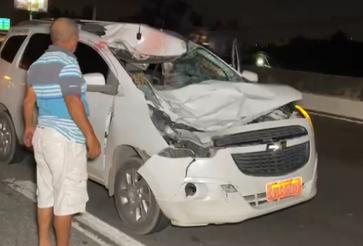 Carro ficou completamente destruído