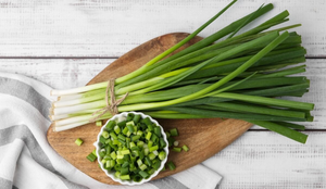 A cebolinha verde é rica em nutrientes que trazem inúmeros benefícios para a saúde (Imagem: New Africa | Shutterstock)