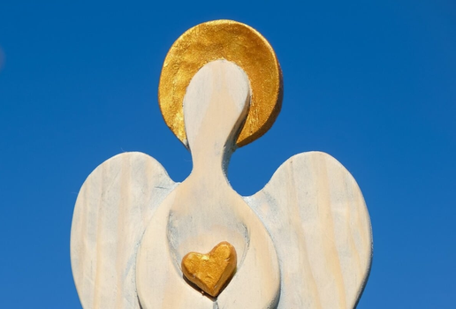 Os anjos da guarda são considerados guardiões celestiais que acompanham e protegem as pessoas ao longo da vida (Imagem: Ganna Zelinska | Shutterstock)