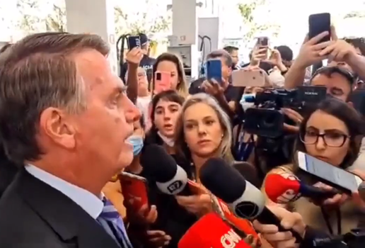 Internautas sobem tag após reação de Bolsonaro  a pergunta sobre entrega de faixa