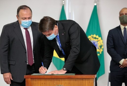 Bolsonaro assina vacina