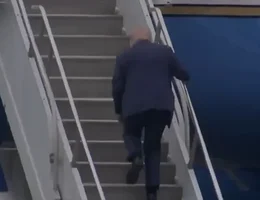 Donald Trump cai em escadas de aviao e internet nao perdoa