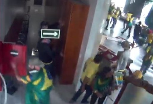 Imagens inéditas de câmeras de segurança mostram invasão do STF