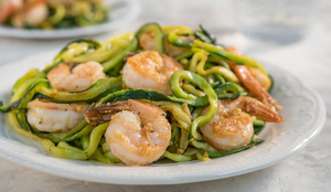 Espaguete de abobrinha com camarão (Imagem: Elena Shashkina | Shutterstock)