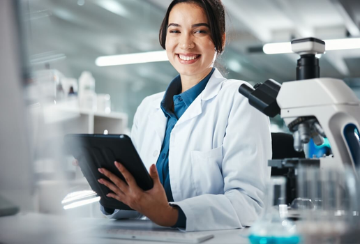 Novas profissões unem ciência, dados e tecnologia para transformar o futuro da medicina (Imagem: PeopleImages | Shutterstock)