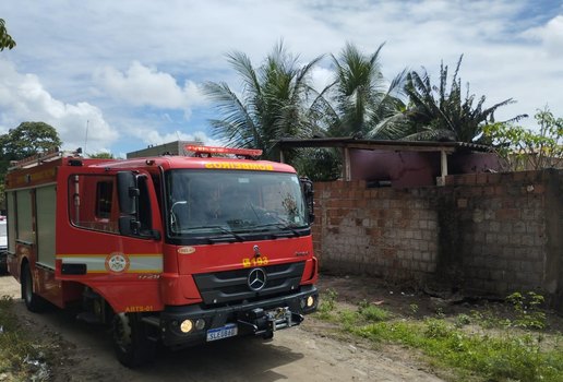 Corpo de Bombeiros conteve chamas de incêndio em Mangabeira.