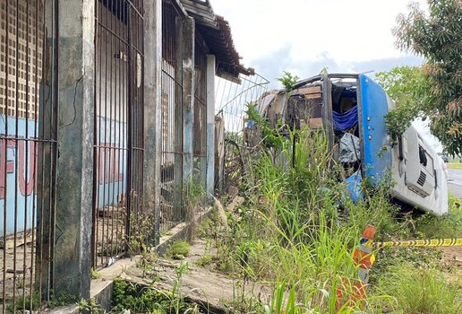 Ônibus saiu da pista e subiu um canteiro