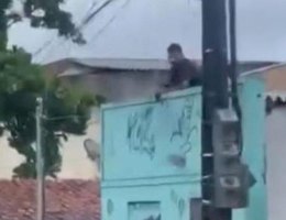 Condutor embriagado colide carro e sobe em telhado para fugir da pm 640x463