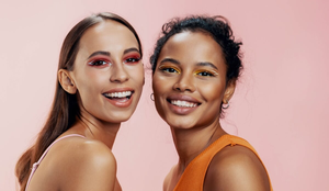 Para que a maquiagem dure o dia todo, é necessário preparar a pele e apostar em produtos de alta fixação (Imagem: ShotPrime Studio | Shutterstock)