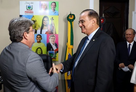 A transmissão aconteceu no Palácio da Redenção.