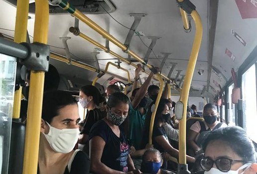 Recorrente: passageiros registram ônibus lotado, em João Pessoa.